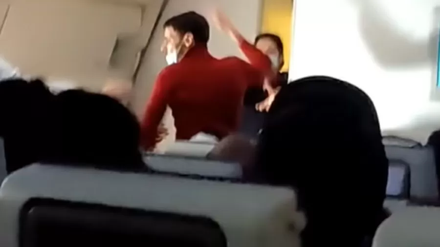 Homem assustou passageiros do voo em que estava ao tentar abrir porta do avião