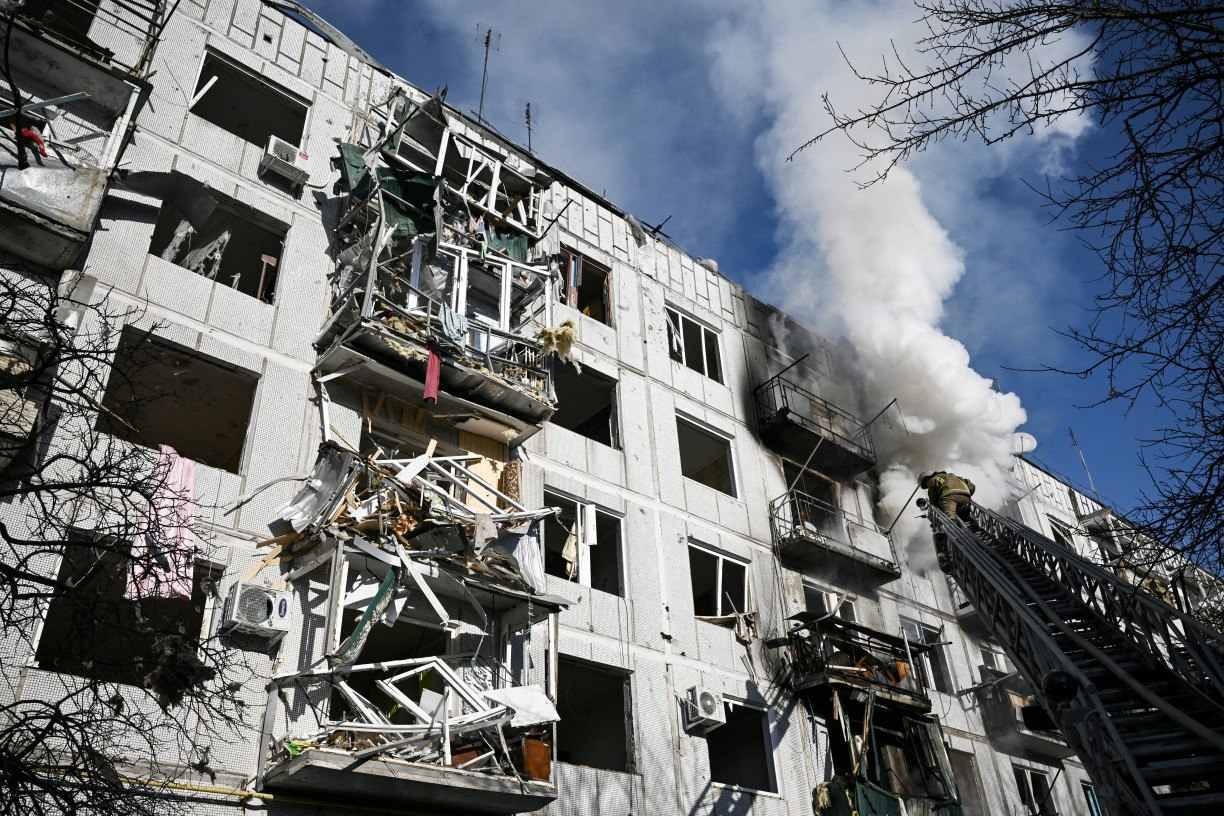 Prédio destruído por bombardeios russos na Ucrânia