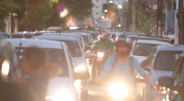 Governo Lula anuncia corte de impostos para ampliar acesso a carros populares e, pelo pacote, valor pode cair até 10,96%. Anfavea fala em carros populares abaixo de R$ 60 mil, o que ainda seria caro para o brasileiro