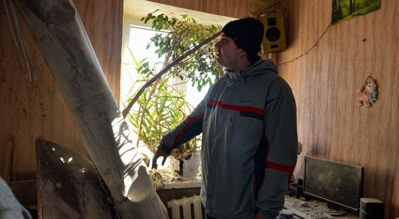 O corpo de um foguete preso em um apartamento após bombardeio nos arredores do norte de Kharkiv, Ucrânia