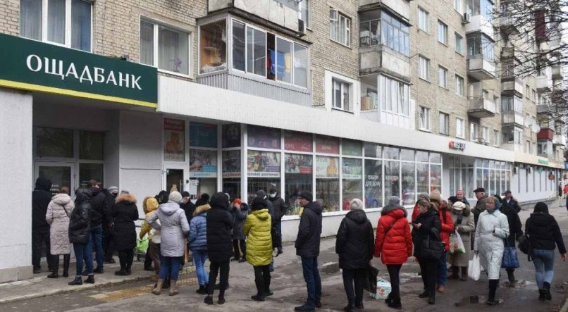 FILAS Ucranianos também se aglomeraram na entrada dos bancos para sacar todo o dinheiro que podiam