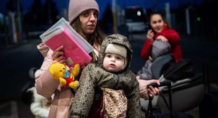 Mulher e criança ucranianas são vistas na fronteira eslovaca-ucraniana em Vysne Nemecke