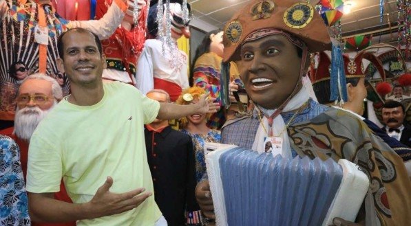 O artesão André Vasconcelos ajuda na confecção dos personagens desde os 6 anos de idade