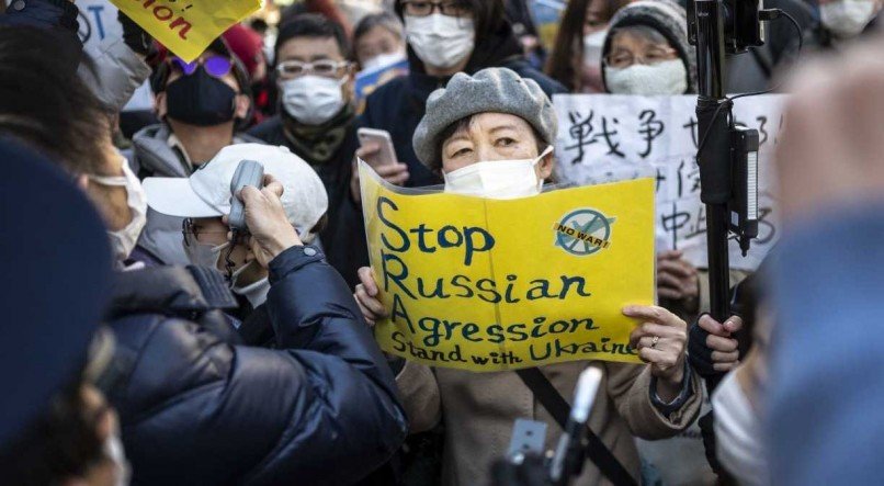 Ativistas fazem protesto próximo à embaixada da Rússia no Japão