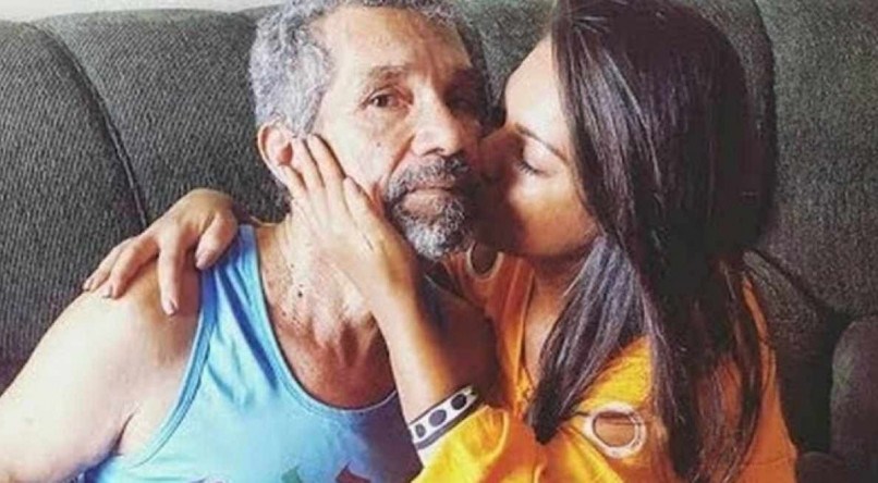 Paulinha Abelha cuidava do pai, Gilson Santos, que sofre de Alzheimer. Ele foi quem deu o apelido &agrave; cantora da 'Calcinha Preta'