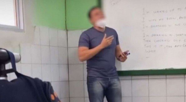 Professor viraliza ao ensinar inglês cantando; veja vídeo