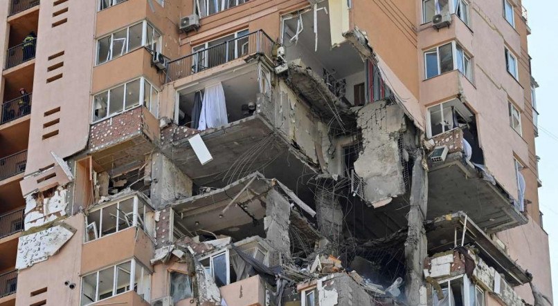 Uma visão de um prédio de apartamentos que foi atingido por um recente bombardeio em Kiev em 26 de fevereiro de 2022. Soldados ucranianos repeliram um ataque russo na capital, disseram os militares em 26 de fevereiro, depois que o desafiador presidente Volodymyr Zelensky prometeu ser pró-ocidente país não seria curvado por Moscou