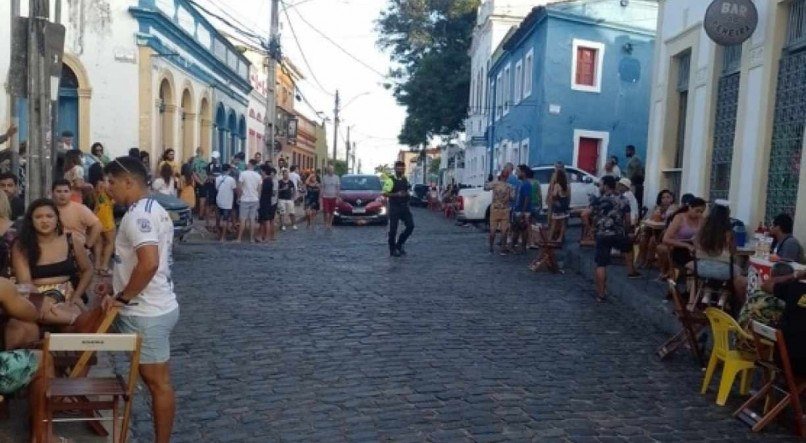 Com música ao vivo e som mecânico proibidos, pequenos grupos se aglomeram em bares de Olinda neste sábado (26)