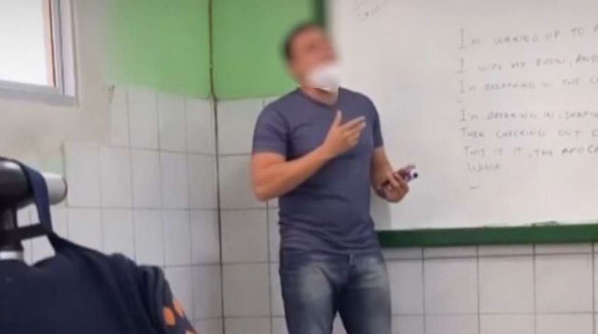 Professor viraliza ao ensinar inglês cantando; veja vídeo
