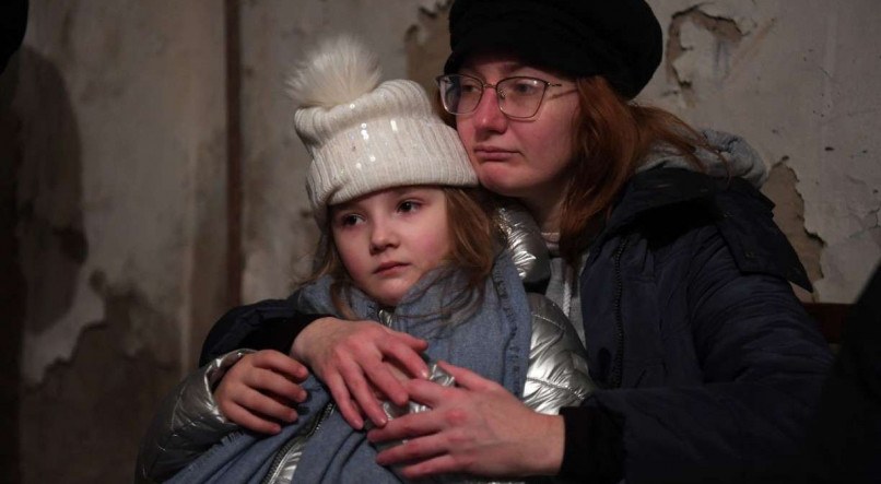 Helga Tarasova abraça sua filha, Kira Shapovalova, enquanto esperam em um abrigo subterrâneo durante alerta de bombardeio