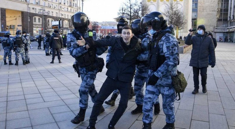 Policiais detêm um homem durante um protesto contra a invasão da Ucrânia no centro de Moscou