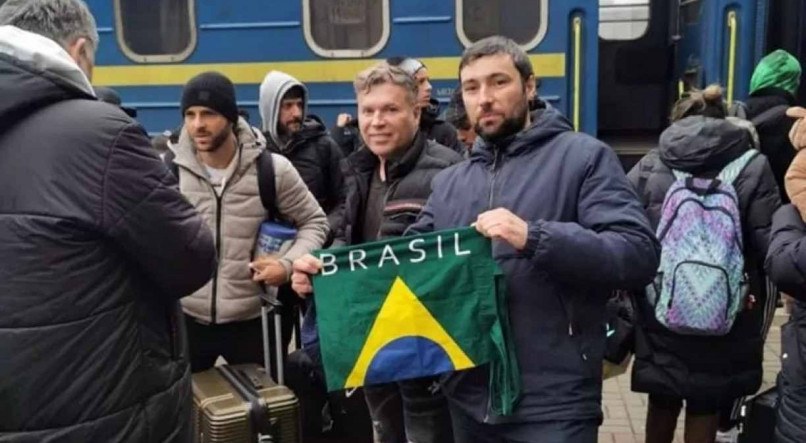Jogadores brasileiros que atuam no futebol da Ucrânia enfrentaram com grandes dificuldades para cruzar a fronteira e deixar o país.
