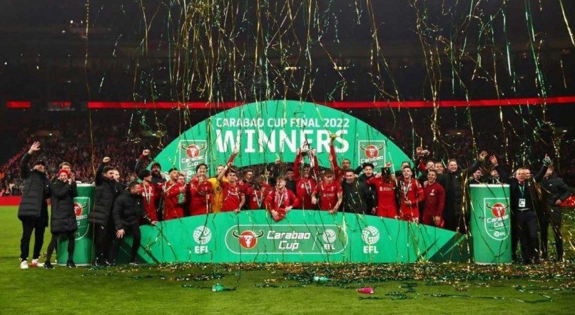 Festa do LIverpool após o título da Copa da Liga Inglesa