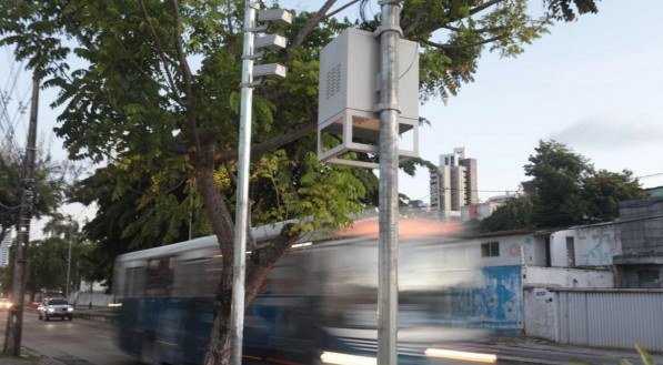 Mortes no trânsito: Maioria das mortes no trânsito no Recife acontecem à noite e, mesmo assim, gestão segue desligando fiscalização eletrônica das 22h às 5h
