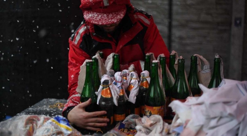 Um voluntário demonstra a preparação de coquetéis Molotov na cervejaria Pravda
