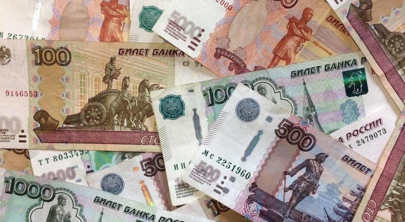 A cotação do rublo desabou nesta segunda-feira (28) e registrou valores mínimos em relação ao dólar e ao euro, devido às sanções impostas pela invasão russa da Ucrânia, e o mercado financeiro se manteve fechado