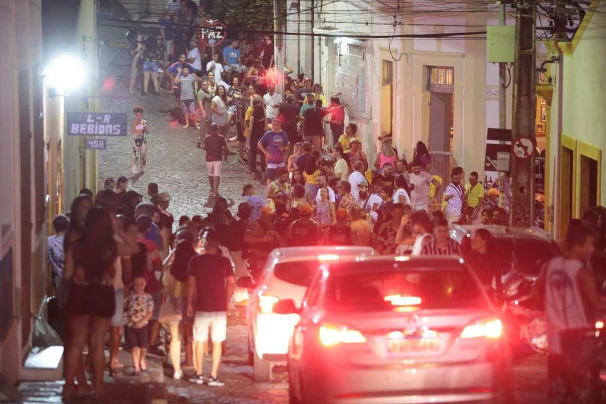 Mesmo sem Carnaval, aglomeração nos Quatro Cantos, em Olinda