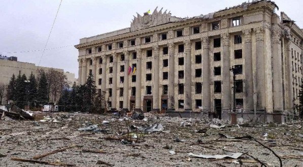 Centro de Kharkiv, na Ucr&acirc;nia, sofreu ataques da R&uacute;ssia e teve pontos tur&iacute;sticos destru&iacute;dos