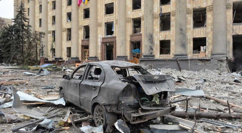 Destruição em frente à prefeitura de Kharkiv, segunda maior cidade da Ucrânia