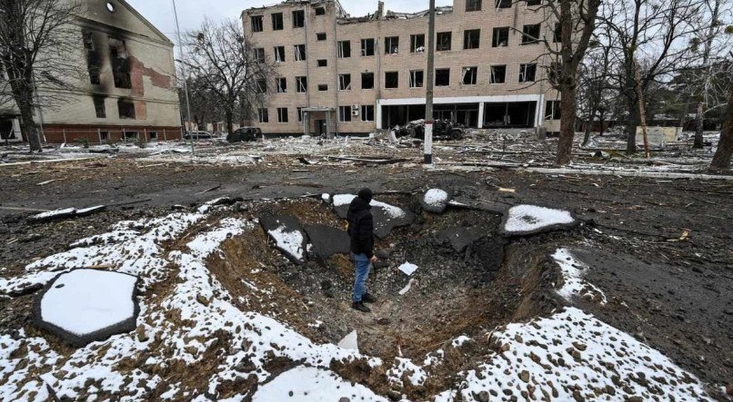 Instalação militar destruída por bombardeio na cidade de Brovary, nos arredores de Kiev