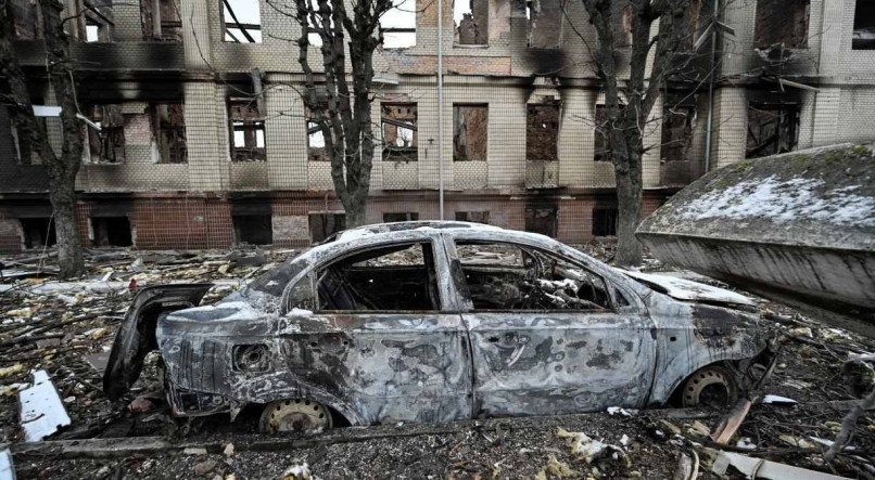 Carro e instala&ccedil;&atilde;o militar destru&iacute;dos por bombardeio na cidade de Brovary, nos arredores de Kiev