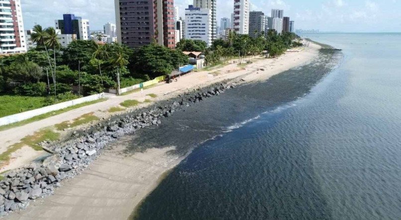 CANDEIAS Manchas escuras e com odor apareceram na praia