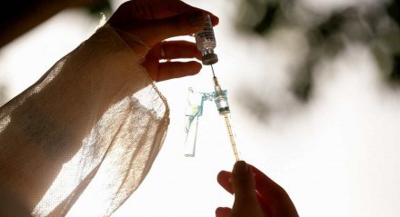 O Brasil começou a vacinar contra a covid-19 em janeiro de 2021