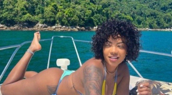 Em Angra dos Reis, Ludmilla aproveita praia em lancha; saiba o que fazer na cidade