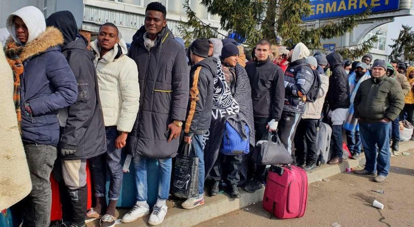 Estrangeiros esperam para ir para a Polônia no posto fronteiriço ucraniano de Shegyni 