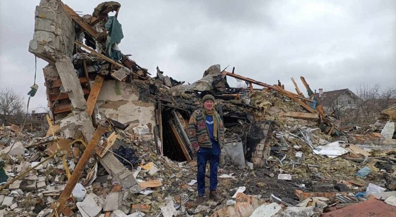 Ucraniano nos escombros após bombardeio russo em Zhytomyr