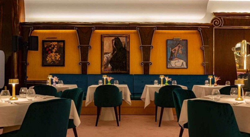 Interior de restaurante inspirado em Gotham Citty.