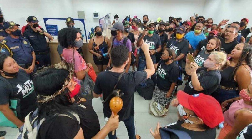 Grupo da ocupa&ccedil;&atilde;o Paulo Freire no sagu&atilde;o do complexo administrativo da Prefeitura de Jaboat&atilde;o dos Guararapes