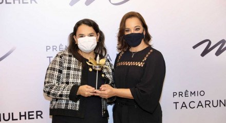 Cinthya Leite, colunista do Jornal do Commercio, uma das homenageadas do Prêmio Tacaruna Mulher, recebe o Troféu Feminilidade de Sandra Arruda, superintendente do Shopping Tacaruna
