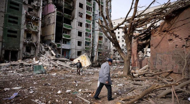 Prédio residencial atingido por bombardeio na cidade de Chernihiv