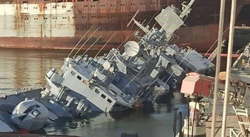 Hetman Sagaidachny, o principal navio da Marinha ucraniana, parcialmente submerso