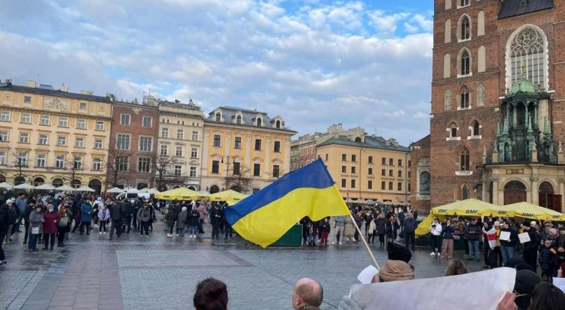 CRACÓVIA Poloneses e estrangeiros se reúnem, na praça principal da cidade, para protestar contra investidas russas na Ucrânia
