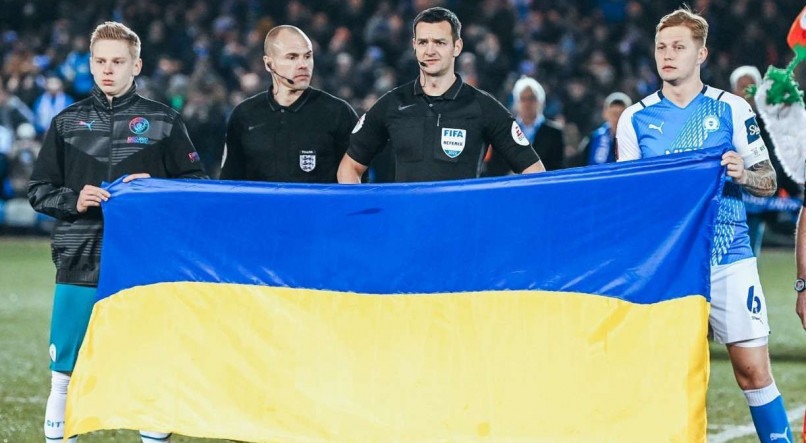 O lateral-esquerdo ucraniano Zinchenko (E), defende o Manchester City