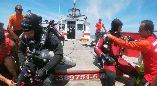 Bombeiros resgatam corpos de vítimas de naufrágio em Angra dos Reis
