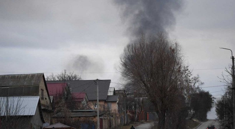 Fumaça nas proximidades da cidade de Gostomel, na Ucrânia