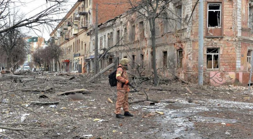 Soldado da Ucr&acirc;nia patrulha rua da cidade de Kharkiv, segunda maior do pa&iacute;s, ap&oacute;s bombardeio. Tropas russas querem fazer um cerco l&aacute; e na capital, Kiev