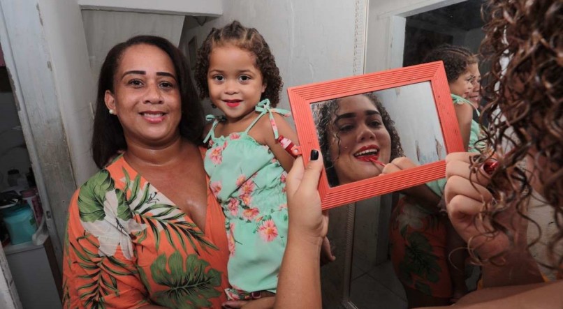 RECOMEÇOS A manicure Priscila Correia voltou a estudar após 18 anos, incentivada pelas filhas, Kinderly (no espelho) e Ana Rosa. "Estou orgulhosa", comemora