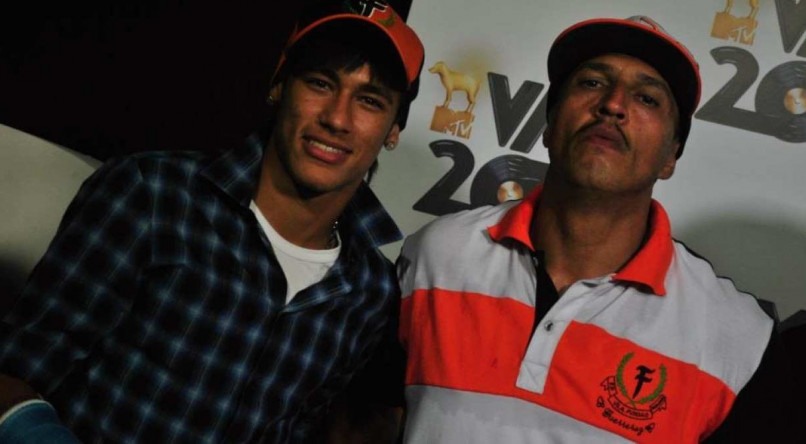 Neymar com Mano Brown quando ele ainda jogava no Santos