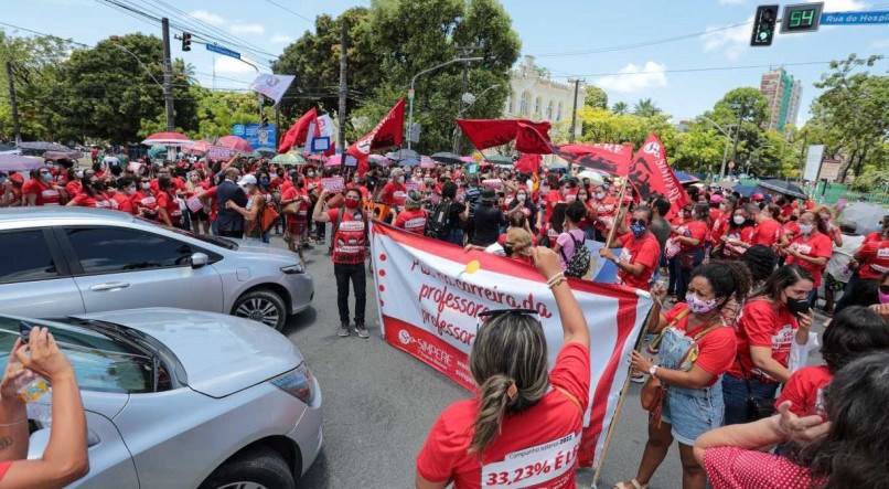 Professores da rede municipal de ensino realizaram ato de protesto em frente C&acirc;mara dos Vereadores do Recife
