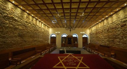 O que hoje é o Arquivo Histórico Judaico de Pernambuco, no Bairro do Recife, área central da cidade, guarda a memória da primeira sinagoga das Américas, a Kahal Zur Israel