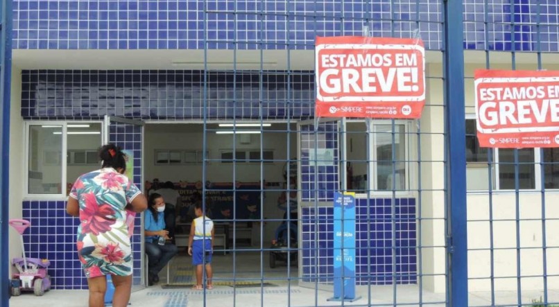 Professores da rede municipal do Recife fizeram greve, em 2022, para reivindicar o aumento do piso salarial do magistério para toda a categoria 