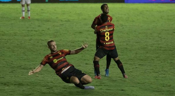 Jogadores do Sport comemoram gol de Everton na virada contra o Náutico