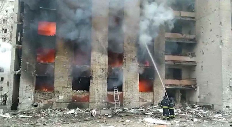 Prédio residencial bombardeado em Chernigov