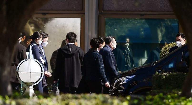 Membros da delegação chinesa deixam hotel em Roma