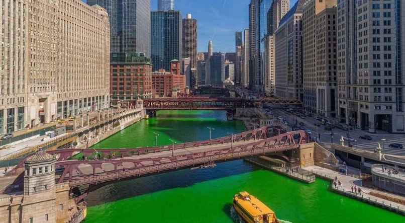 Principal rio em Chicago, nos EUA, chama atenção durante período do ano por casa da sua cor verde