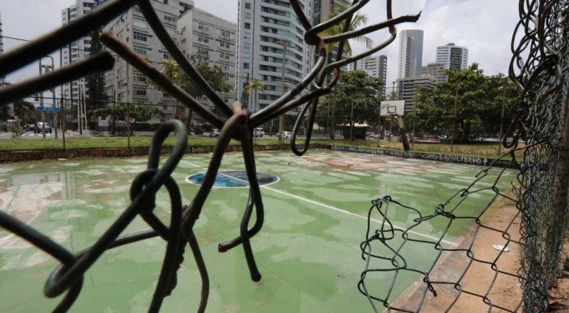 Pessoas jogando basquete em quadra poliesportiva pública na orla 1